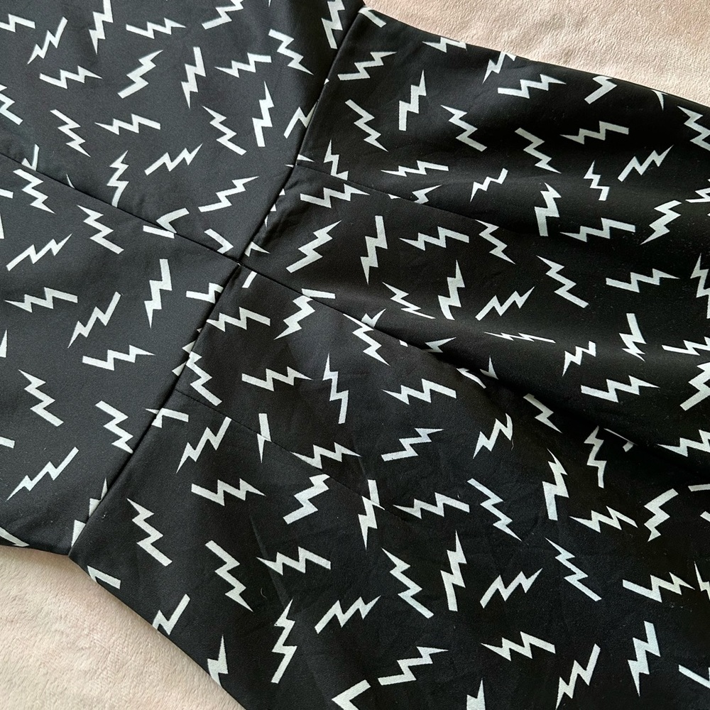 BLACK & WHITE LIGHTENING BOLT COCKTAIL DRESS W/ BACK ZIPPER · SIZE L - Picture 7 of 7